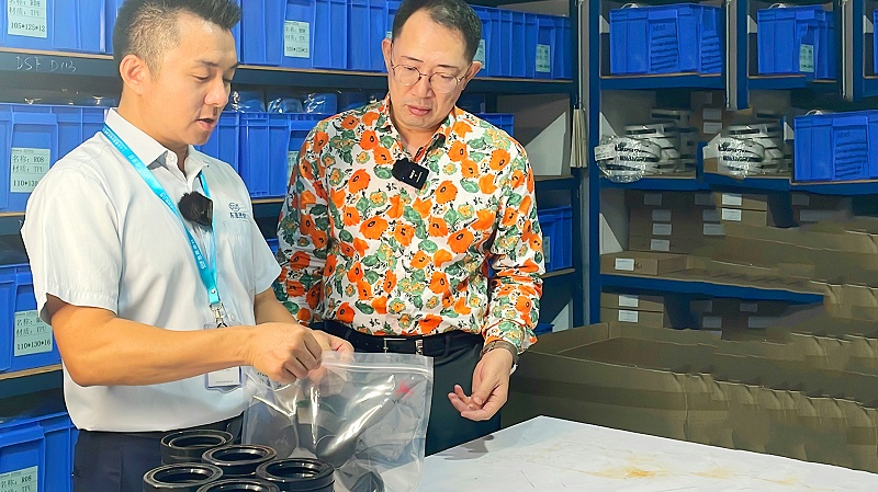 2質(zhì)檢部與倉庫牛商央視財經(jīng)評論員單仁與東晟密封件胡燕林 (2)